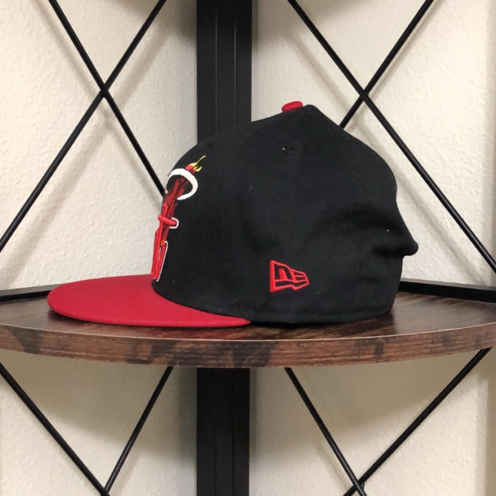 New Era Miami Heats Hardwood Classic Black Snapback Hat - Picture 3 of 7